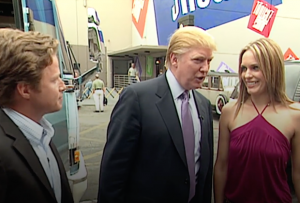 Billy Bush, Donald Trump y Arianne Zucker, en 2005 cuando Trump se refirió de manera soez a las mujeres. Foto:TVLine.