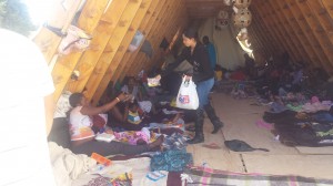 Joven tijuanense reparte dulces a niños haitianos en la carpa donde se hacinan en Tijuana, BC.