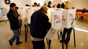 Votantes latinos en las urnas en Arizona. Foto: Fox News Latino.