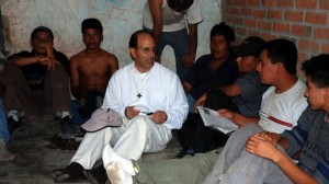 El padre Alejandro Solalinde en el Albergue Hermanos en el Camino. Foto: Democracy Now.