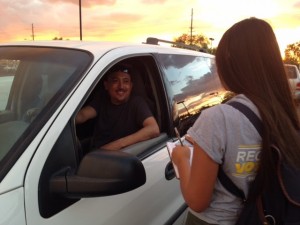 Registrando votantes afuera de un supermercado en Phoenix