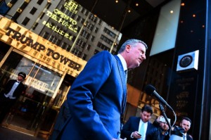 Nueva York Protegerá a los inmigrantes, dijo el alcalde de la Cd, Bill de Blasio, afuera de la Torre Trump. Foto: Yahoo. com