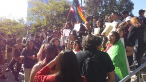 Cientos de estudiantes de 6 preparatorias losangelinas salieron de clases a protestar contra el odio y en favor de la unidad.