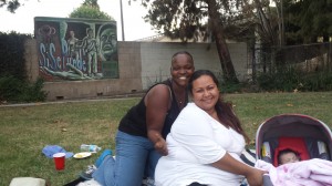 Danisha y Connie posan frente a uno de los murales del parque César Chávez.