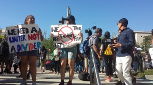 Estudiantes protestan contra las políticas anunciadas por Trump.