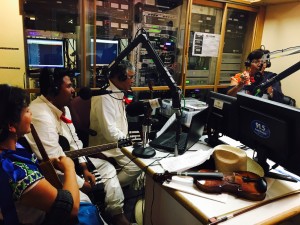 Músicos en la estación de radio hablan de la celebración de Día de Muertos. Foto: Juan Santiago.