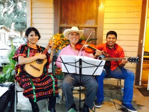 Jorge Hernández de Santiago Juxtlahuaca, Oaxaca, con su grupo “Itandiyoo”, deleitó la fiesta con su música.