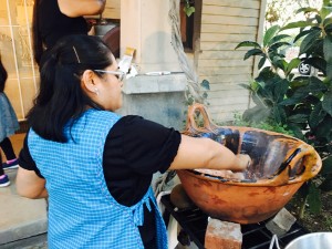 Juana Gómez, recibe flores por parte de los que vinieron a ayudar a armar el altar. Foto Juan Santiago.