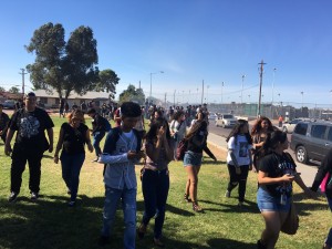 Estudiantes de Maryvale High School salen de sus clases para movilizar el voto latino el día de las elecciones. Foto, Valeria Fernández.