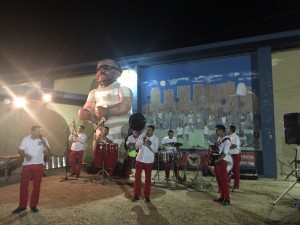 La campaña de Bazta Arpaio recorrió vecindarios latinos al ritmo de la música  para movilizar el voto con un muñeco gigantesco con la figura del sheriff vestido de preso. Foto: Valeria Fernández.