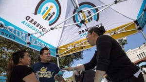 Informándose sobre el Obamacare en Los Ángeles. Foto: ThinkProgress.