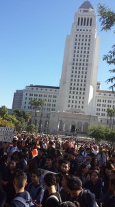 Protesta estudiantil frente a alcaldía de Los Ángeles. 