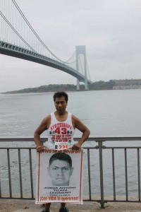 Antonio tizapa con el Puente Brooklyn detrás. Foto:  Somos los Otros NY.