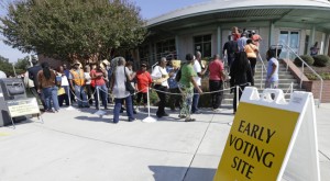 Fila para la votación temprana en Winston-Salem, CN. Foto: Gerry Broome.