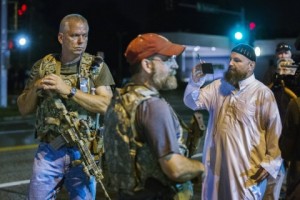 Miembros de Oath Keepers caminan en Ferguson, Missouri, durante una protesta. Foto: Washington Post.