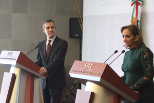  El alcalde de Los Ángeles, Eric Gracetti y la titular de la SER, Claudia Riuz Massieu en conferencia de prensa en la ciudad de México. Foto: Facebook. 