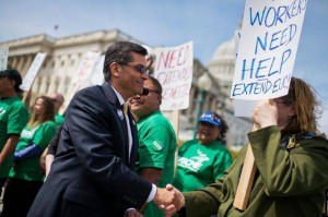 Xabier Becerra en una manifestación de trabajadores en Sacramento California. Foto: Sacramento Bee.