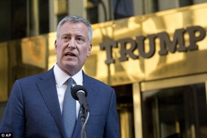 El alcalde Bill de Blasio tras conversar por poco más de una hora con Donald Trump. Afuera de la Torre Trump, en Manhattan. Foto: Dally Mail.