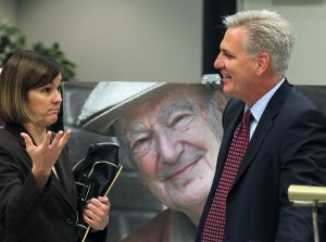 El congresista Kevin McCarthy, republicano de Bakersfield, habla con Lisa Higgins, subdirectora de las Iniciativas sobre fiebre del valle de la Universidad de Arizona, durante el Simposio sobre fiebre del valle celebrado el martes en Bakersfield. Foto: Casey Christie / The Californian