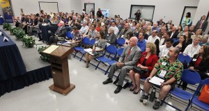 Muchas personas participaron durante el segundo día del Simposio sobre fiebre del valle celebrado en Cal State Bakersfield, entre ellos el abogado David Larwood, presidente de Soluciones de fiebre del valle, ubicado en primera fila, tercero desde la derecha, y Shannon Grove, miembro de la Asamblea de California, republicana de Bakersfield, sentada junto a Larwood. Casey Christie / The Californian