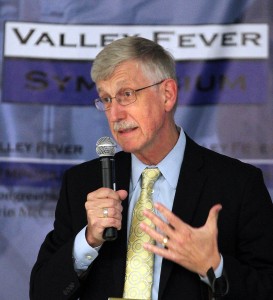 El Dr. Francis Collins, director del Instituto Nacional de la Salud, habla sobre los estudios de investigación del NIH y la fiebre del valle durante el segundo día del Simposio sobre la fiebre del valle celebrado en Cal State Bakersfield. Casey Christie / The Californian