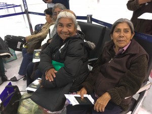 Irene Martínez Mejía con dos mujeres de su pueblo en el avió que viajaron a Nueva York. Foto: Alissa Escarce.