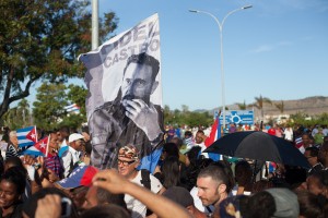 Con un ambiente sombrío cientos de personas esperaron fuera del cementerio Santa Ifigenia en Santiago de Cuba donde las cenizas de Fidel Castro iban a descansar para siempre.