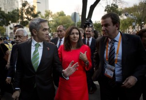 El alcalde de la ciudad de México, Miguel Ángel Mancera, a la izquierda, habla con la alcaldesa de París, Anne Hidalgo, y el alcalde de Río de Janeiro, Eduardo Paes, también presidente del C40, en la ceremonia de apertura de la Cumbre de Alcaldes C40 en la Ciudad de México.