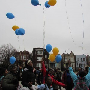 Maestros, estudiantes, padres de familia y líderes comunitarios participan en un cículo de sanación con globos liberados al aire organizados por #daytoheal. Foto: COFIOnline