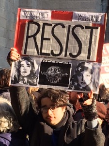 Durante la masiva Marcha de las Mujeres el sábado, que inundó las céntricas calles de la ciudad de Nueva York con cientos de miles de personas de todos los géneros y orientaciones sexuales, personas mayores, niños con sus padres, jóvenes y un diverso mar de diferentes nacionalidades y extractos sociales. Foto: Marco Vinicio González.