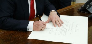 Trump firmando órdenes ejecutivas.