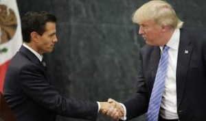 A la derecha el presidente de México, Enrique Peña Nieto, quien en un tweet acaba de reiterar que México no pagara por el muro. Y el presidente Donald Trump. Foto: f.a7.org