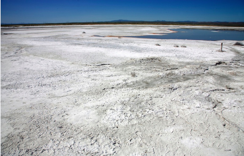 Un estanque de evaporación de aguas en Kings County, una porción del Valle de San Joaquín, CA.