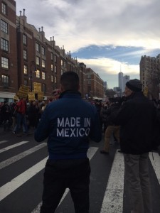 Fotógrafo fotografiado en una de las intersecciones del Greenwich Village durante la marcha de hoy sábado. Foto: MVG.