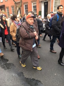 Personas de todas las edades, razas y extracciones sociales marcharon hoy en NY contra las políticas antinmigrantes de Trump. Foto: MVG.