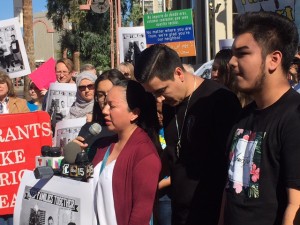 Guadalupe García de Rayos habla antes de presentarse en las oficinas de ICE junto a su esposo y su hijo.