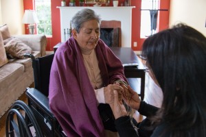 Tania Yanes se encuentra con su madre, Blanca Rose Rivera, en su sala de estar de North Hollywood, California, el domingo 27 de noviembre de 2016. Foto: Heidi de Marco / KHN.