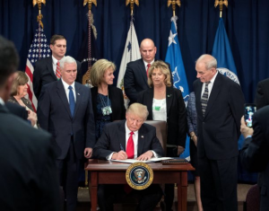 Presidente Donald Trump firma orden ejecutiva en la Casa Blanca. Foto: Whitehouse via Facebook