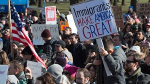 Manifestantes se reúnen en Battery Park y marchan a las oficinas de Inmigración y Control de Aduanas en Manhattan para protestar contra la orden del Presidente Trump . Foto: Bryan R. Smith/AFP.