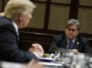 Donald Trump y su estratega en jefe, Steve Bannon, también miembro del Consejo de Seguridad Nacional, considerado por algunos como el poder “maligno” detrás del trono. Foto: www.montrealgazette.com