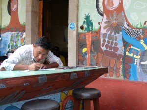 Ubaldo Ramírez, dibujando motivos de los murales del  Café Red Kat.