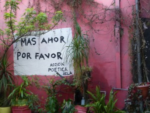 Mural en Café Red Kat, con el lema de “Más Amor por Favor”, del grupo Acción Poética Xela.