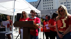 Emiliana Guereca inicia un mitin por el Día Internacional de la Mujer a un lado de  alcaldía de Los Ángeles.