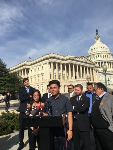 Legisladores ciudadanos latinos frente al Congreso  en Washington, DC. Foto: José López Zamorano.