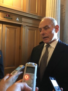 El general John Kelly habla con la prensa después de reunirse con senadores demócratas para defender su política migratoria.