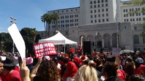 Otro aspecto del mitin en el Día Internacional de la Mujer en Los Ángeles.