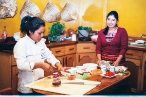 En la cocina del Café Red Kat, producen la comida mientras practican sus lecciones sobre cómo cocinar, como parte del ‘sueño guatemalteco’.