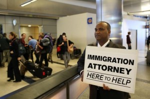 Abogado voluntariamente ofrece sus servicios legales gratuitos el 31 de enero de 2017 en el Aeropuerto Internacional de Los Ángeles. Foto: Reuters/Mónica Almeida.