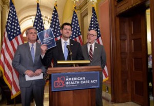 El vocero de la Cámara de Representantes, Paul Ryan (R-Wis), al centgro, el jefe del Comité de Energía y Comercio, Greg Walden (R-Ore), a la izquierda, y a la derecha Kevin McCarthy (R-CA). Foto: Susan Walsh/Associated Press.