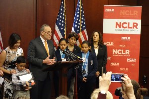 Senador demócrata, Charles Schumer se solidarizan con familias latinas divididas por las deportaciones y detenciones, en este caso la de Rose Escobar.